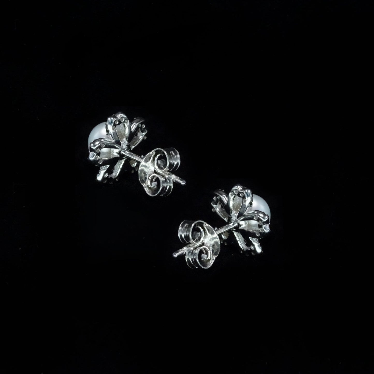 Flora Pearl Glow Studs