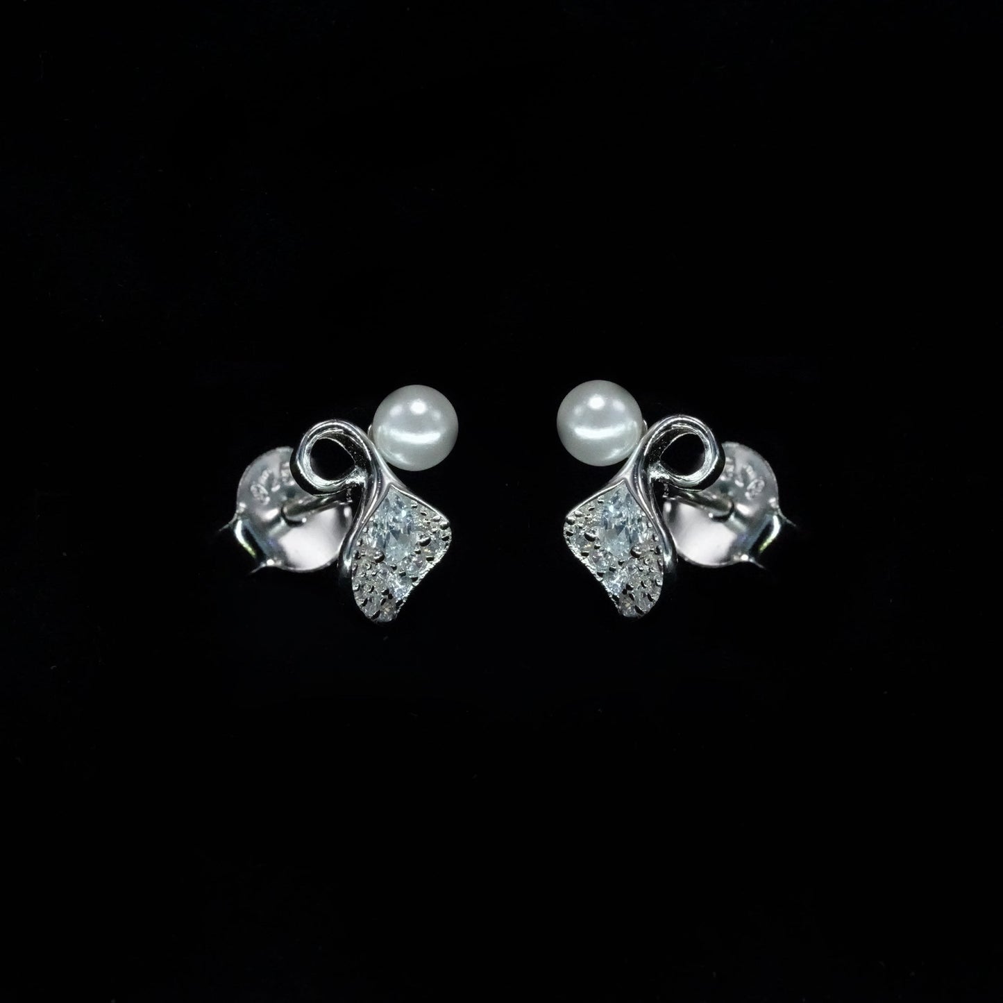 Pearl Leaf Spark Stud Earrings