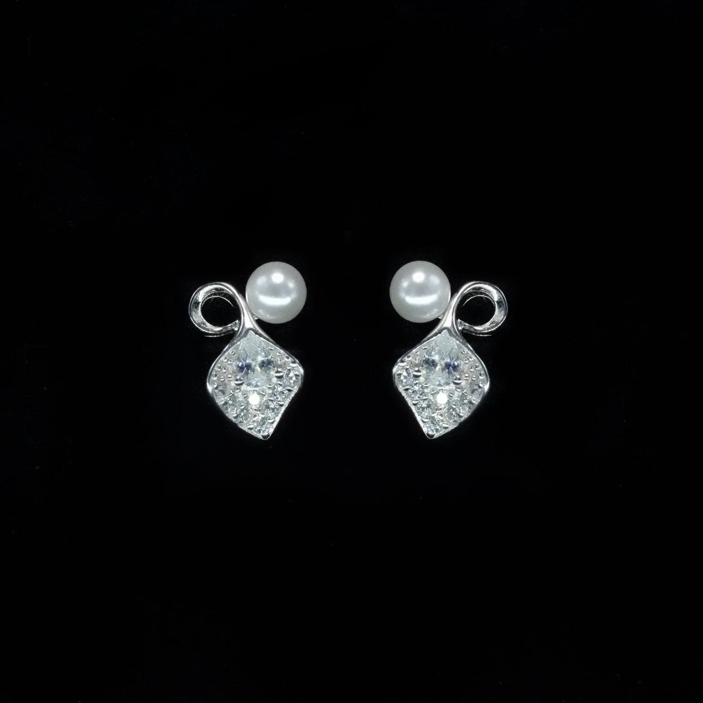 Pearl Leaf Spark Stud Earrings