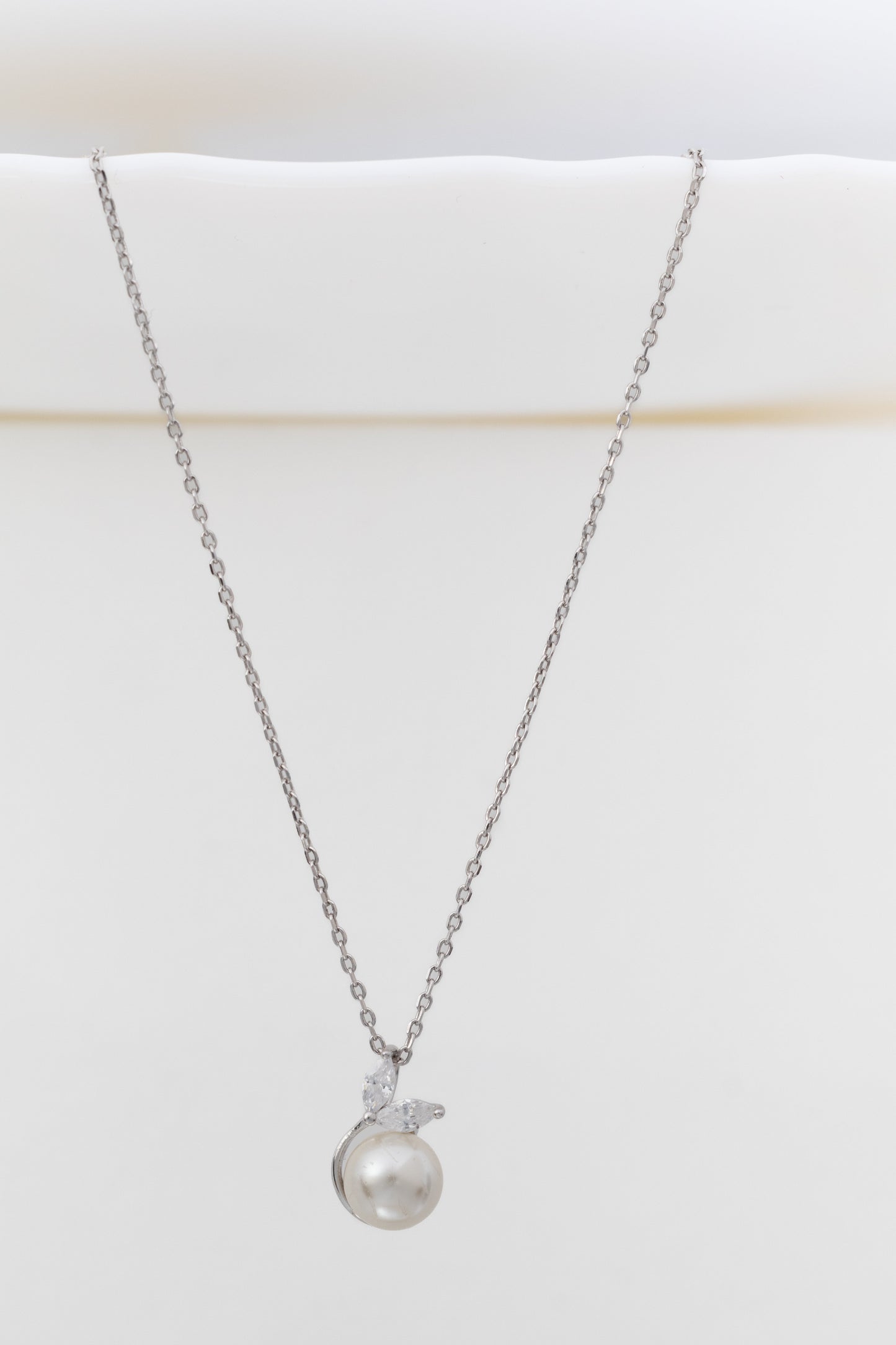 DewLeaf Pearl Pendant Necklace
