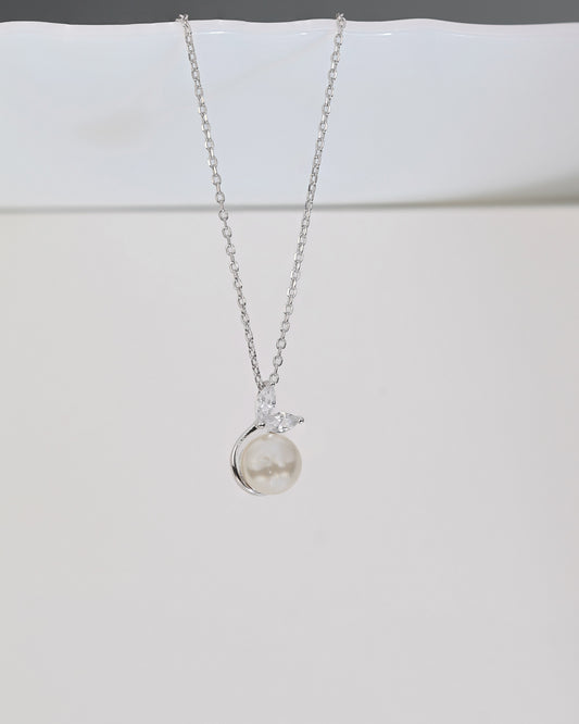 DewLeaf Pearl Pendant Necklace